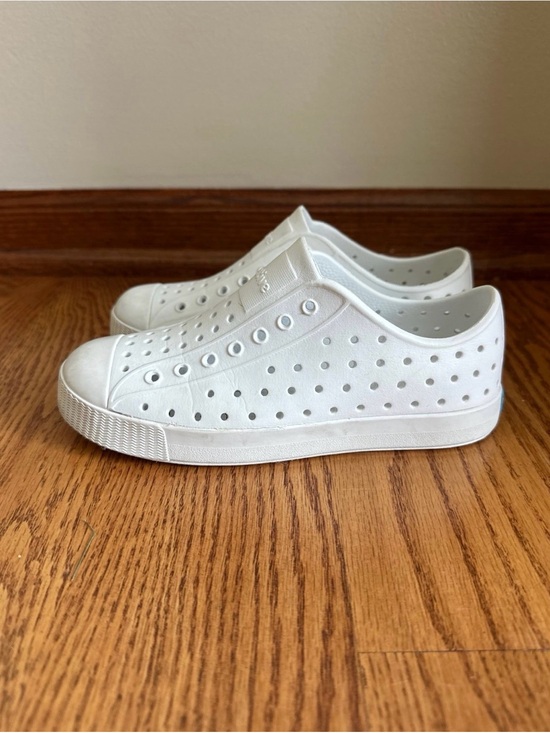 Native Shoes Other - Native Shoes Kids Size J2 White Slip On